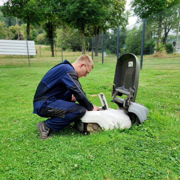 Mitarbeiter Maehroboter Automover Techniker Monteur Motorgeraete Brenner